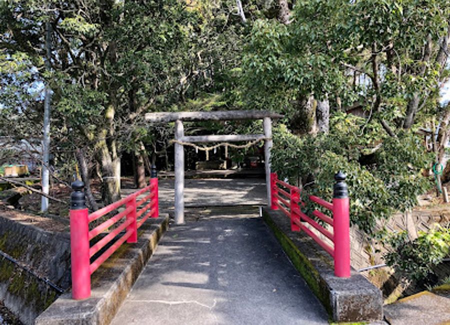 Experience the serene beauty and cultural significance of Inabaneoji Shrine, a must-visit Shinto site in the lush landscapes of Kamitonda.