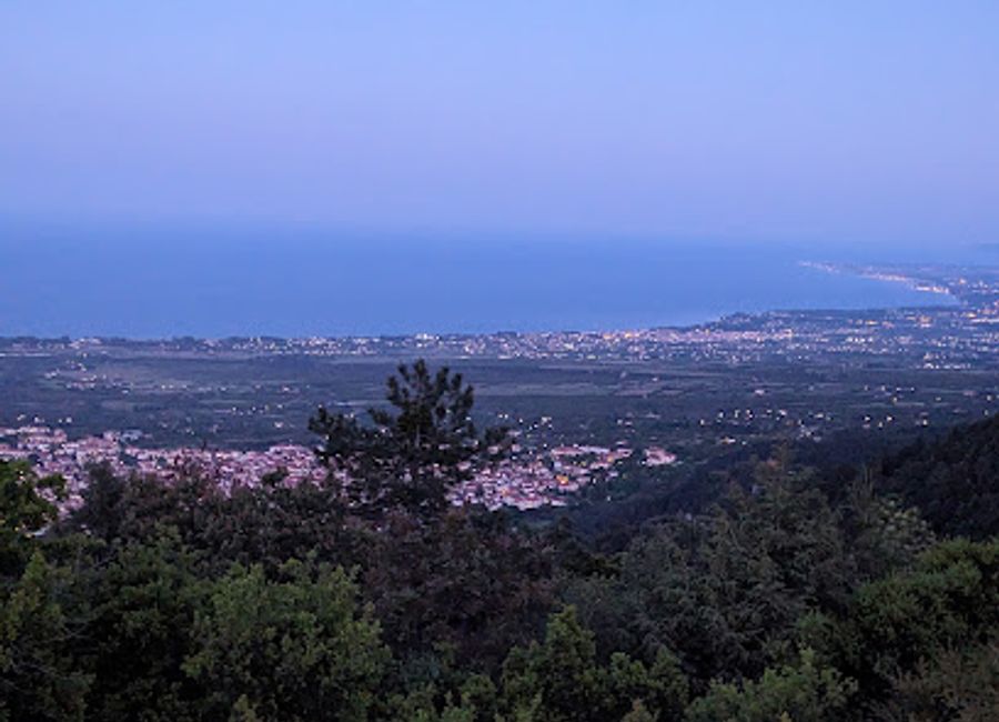 Experience breathtaking views of Mount Olympus and immerse yourself in the natural beauty of Litochoro, Greece's scenic treasure.