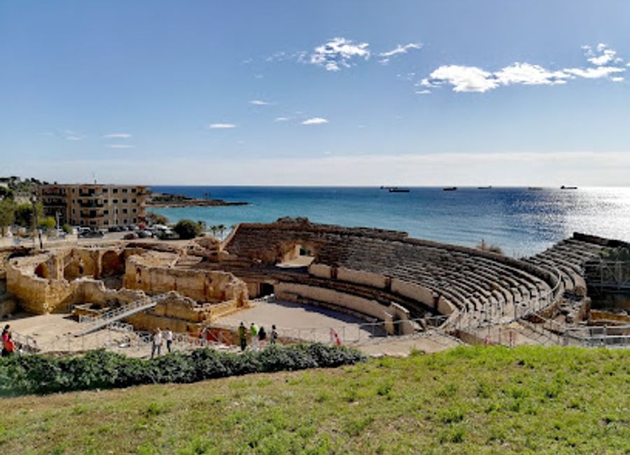 Experience tranquility in the heart of Tarragona at Parc de Saavedra, a beautiful urban park filled with lush greenery and cultural treasures.