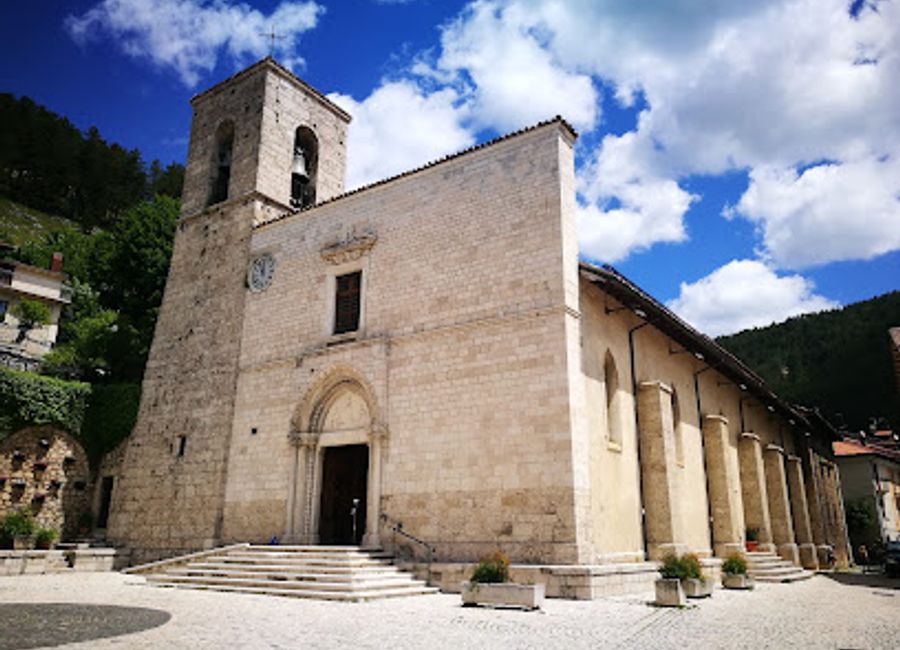 Explore the captivating Centro Storico di Pescasseroli: a historical gem surrounded by breathtaking landscapes and rich Italian culture.