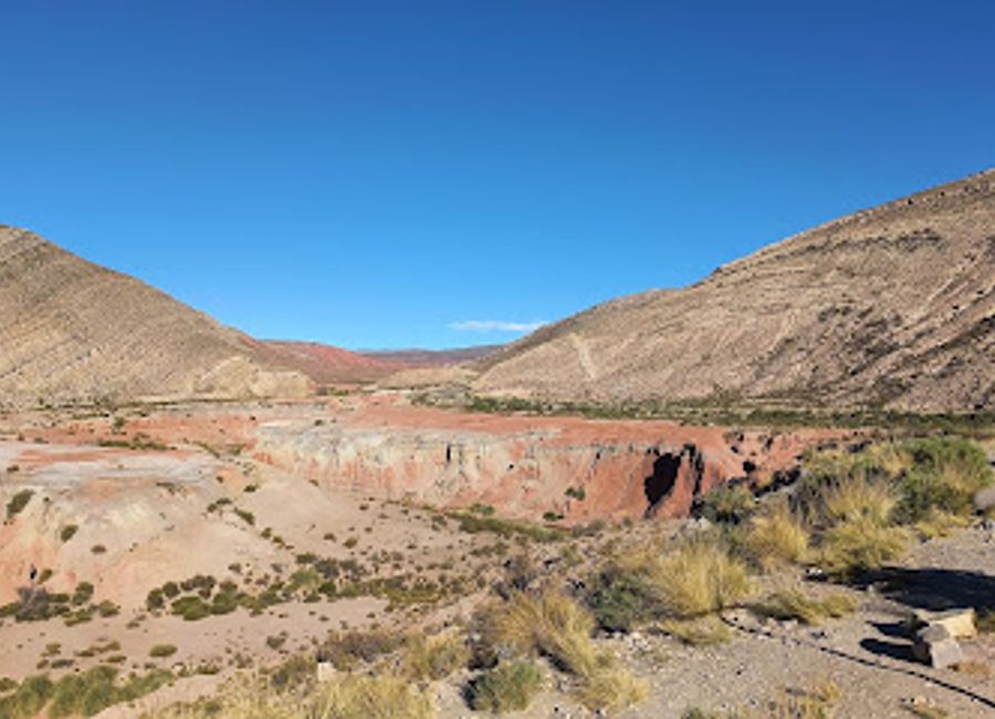 Discover the enchanting Cueva y Laberinto de Huichaira, a hiking paradise in Tilcara, Jujuy, rich in natural beauty and cultural heritage.