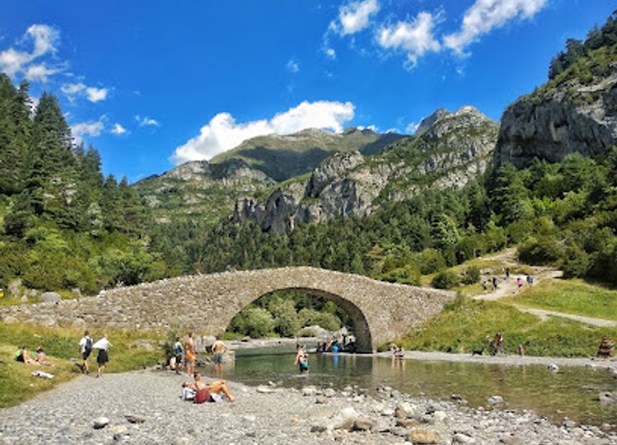 Immerse yourself in the stunning landscapes and rich biodiversity of Valle de Bujaruelo, a hiker's paradise in the heart of the Pyrenees.