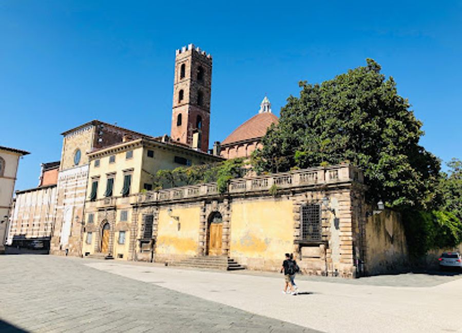 Explore the historical beauty of Fontana della Pupporona, a captivating fountain in Lucca that combines art, culture, and relaxation in one unforgettable spot.