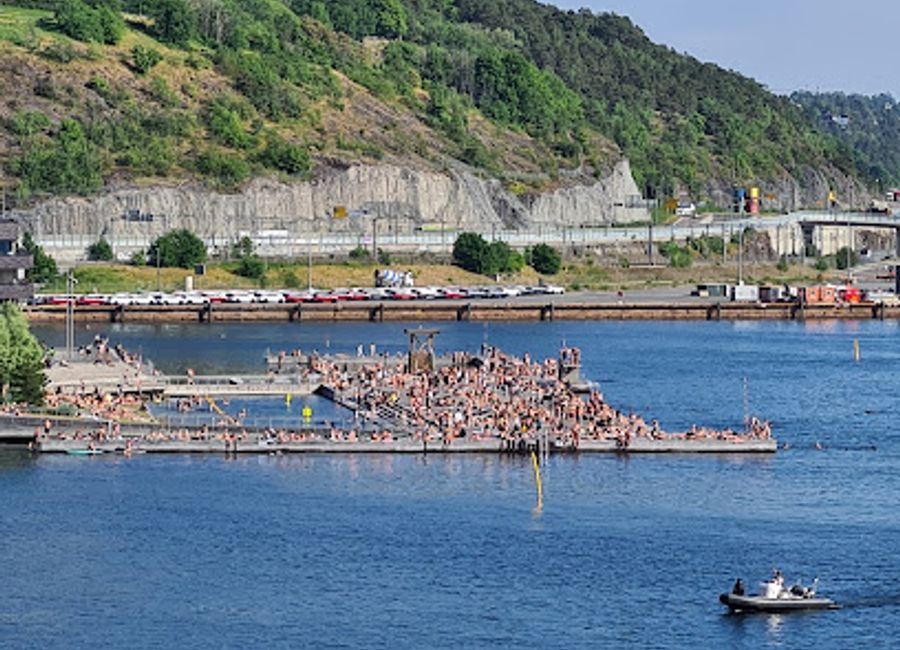 Discover Poseidon, a stunning bronze statue in Gothenburg that symbolizes the city's artistic heritage and offers a serene atmosphere for visitors.