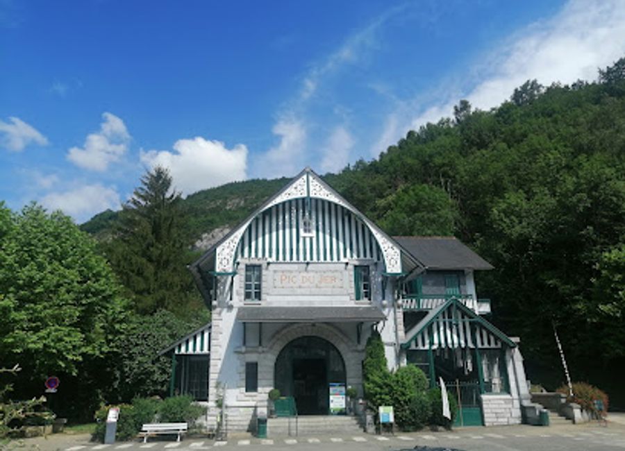 Explore the science of earthquakes at Épicentre in Lourdes: interactive exhibits, simulations, and virtual reality experiences make learning about seismology fun for all ages.