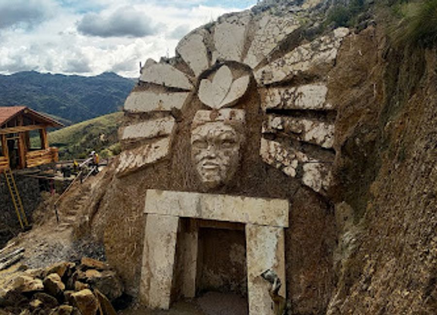 Explore the artistic heart of Peru at Morada De Los Dioses, a treasure trove of sculptures, handicrafts, and traditional cuisine.