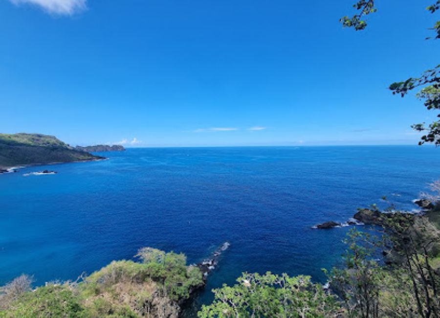 Witness playful spinner dolphins from this breathtaking viewpoint in Fernando de Noronha. A must-see for nature lovers and photographers!