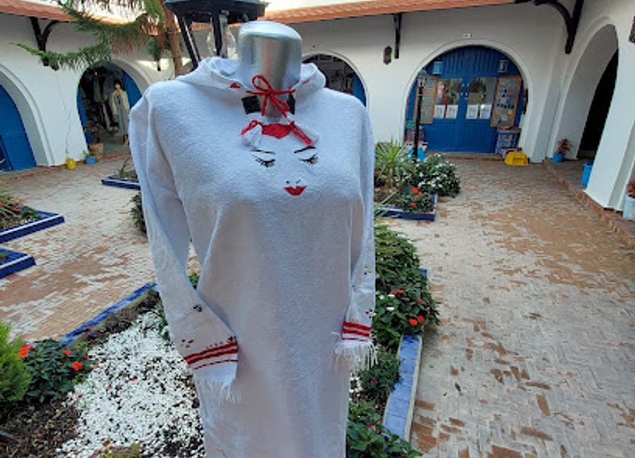 Explore the Ensemble d'artisanat complexe in Chefchaouen, where local craftsmanship meets vibrant culture in a stunning marketplace of handmade treasures.