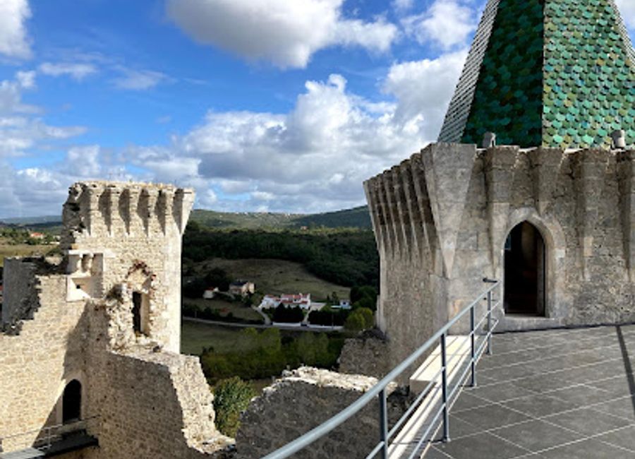 Explore the stunning Castelo de Porto de Mós, a magnificent medieval landmark offering breathtaking views and a rich historical experience in Portugal.