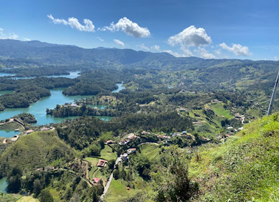 Experience the breathtaking beauty of Represa Guatapé, a stunning reservoir in Colombia's Antioquia region, where nature meets vibrant culture and adventure awaits.