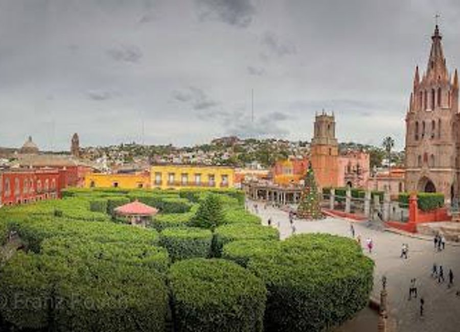 Discover the beauty and tranquility of Jardín Allende, a charming city park in the heart of San Miguel de Allende, where nature and culture come together.