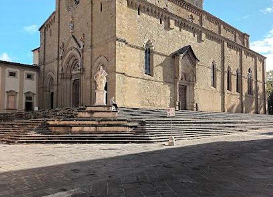 Explore Arezzo Cathedral - A beautiful blend of Gothic and Renaissance architecture in the heart of Tuscany, rich in history and art.