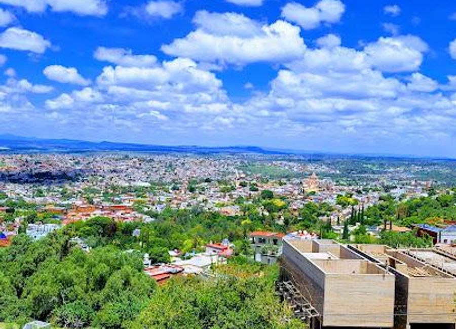 Experience the stunning panoramic views of San Miguel de Allende at Mirador El Caracol, a scenic spot perfect for photography and relaxation.