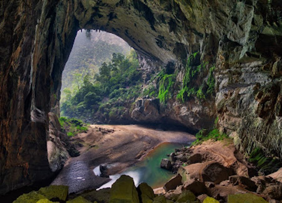 Discover the breathtaking beauty of Hang Sơn Đoòng Cave, the world's largest cave, nestled in Vietnam's stunning Phong Nha-Kẻ Bàng National Park.