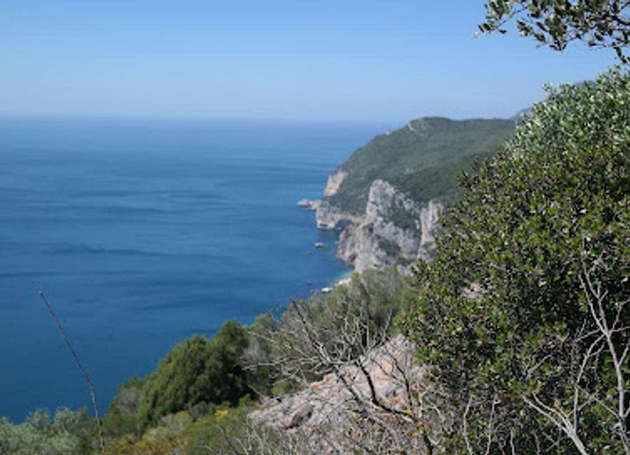 Experience breathtaking views and lush landscapes at Alto do Jaspe and Brecha da Arrábida, a must-visit tourist attraction in São Lourenço, Portugal.