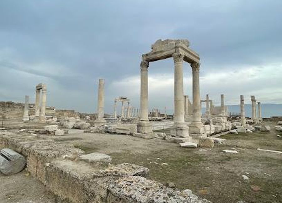 Explore the ancient city of Laodicea in Pamukkale: a treasure trove of Roman history amid stunning natural landscapes.