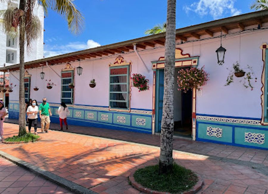 Discover the charm of Plaza Bicentenario, a serene park in Guatapé, perfect for relaxation, cultural experiences, and breathtaking views.