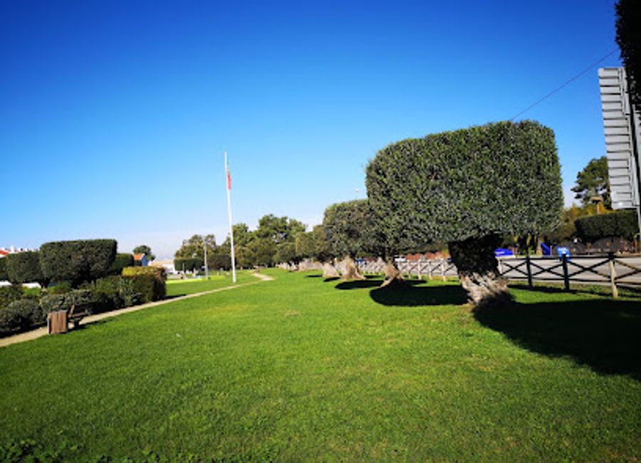 Immerse yourself in the tranquil beauty of Parque da Bacalhôa, where nature and relaxation meet in the heart of São Lourenço.