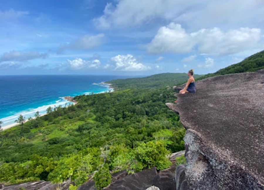 Discover the romantic beauty of Rocher Roméo et Juliette, a stunning granite formation in La Digue, Seychelles, perfect for nature lovers and photographers.