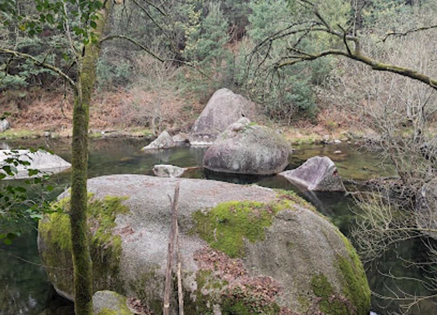 Experience the serene beauty of Penedo do Tanque, a scenic attraction in Terras de Bouro, perfect for nature lovers and outdoor enthusiasts.