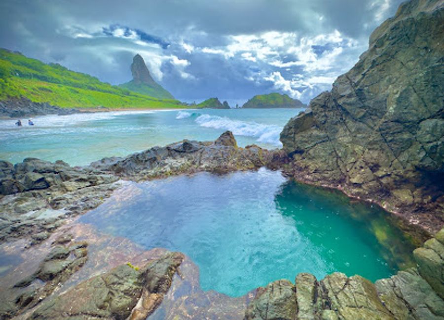Discover Piscininha Amor in Fernando de Noronha: A serene natural pool perfect for relaxation and marine exploration in a breathtaking setting.