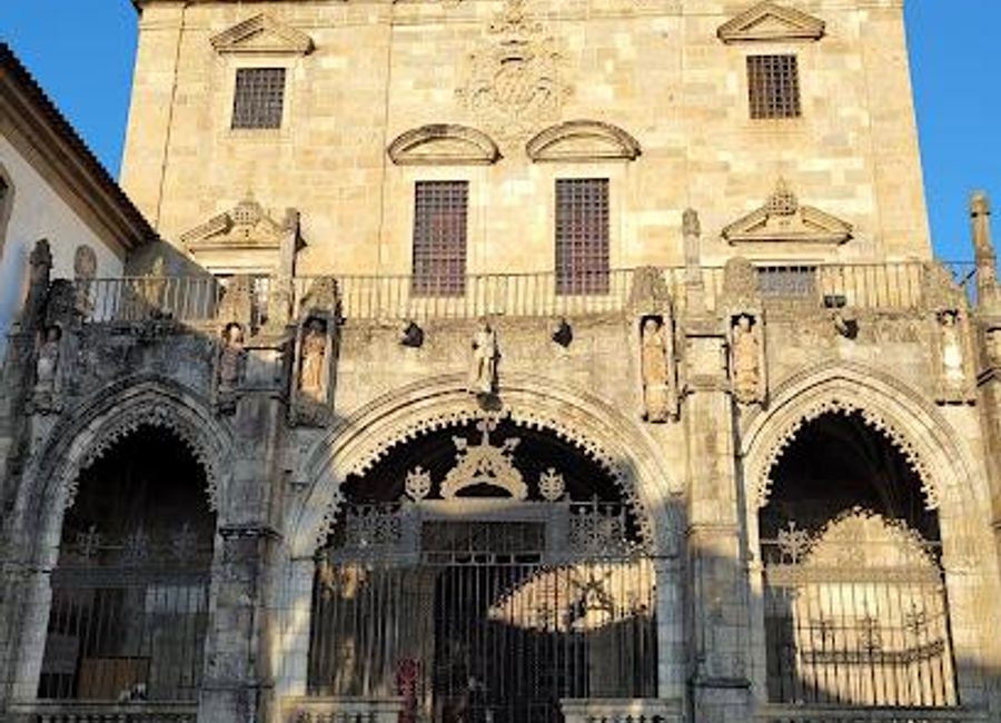 Experience the stunning architecture and rich history of Santa Maria de Braga Cathedral, a must-visit destination in Braga, Portugal.
