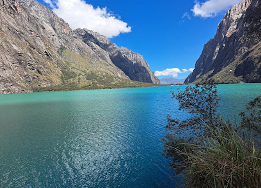 Experience the breathtaking beauty of Huascarán Laguna de Llanganuco National Park, a natural wonder in Peru with stunning lakes and majestic mountain views.