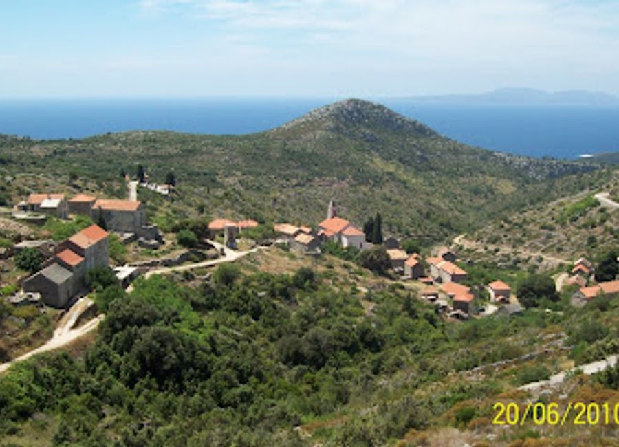 Discover the enchanting bike tracks of Hvar, where stunning landscapes meet thrilling cycling adventures in Central Dalmatia.