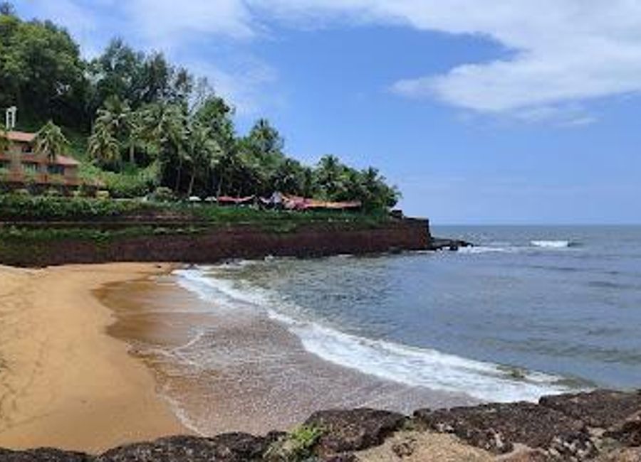 Experience the beauty and vibrancy of Sinquerim Beach in Goa, a perfect blend of relaxation, adventure, and stunning natural scenery.