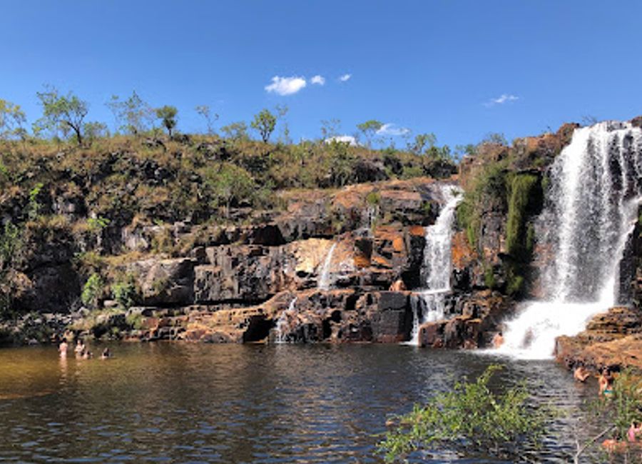 Discover Cachoeira da Muralha in Alto Paraíso de Goiás: a majestic waterfall with stunning rock formations and serene natural beauty.