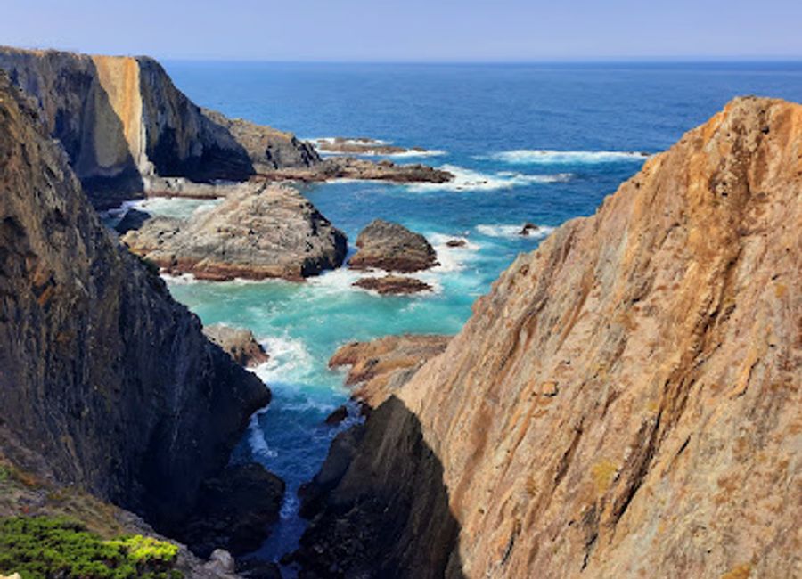Experience the breathtaking views and stunning sunsets at Farol Cabo Sardão, a must-see lighthouse on Portugal's dramatic coastline.