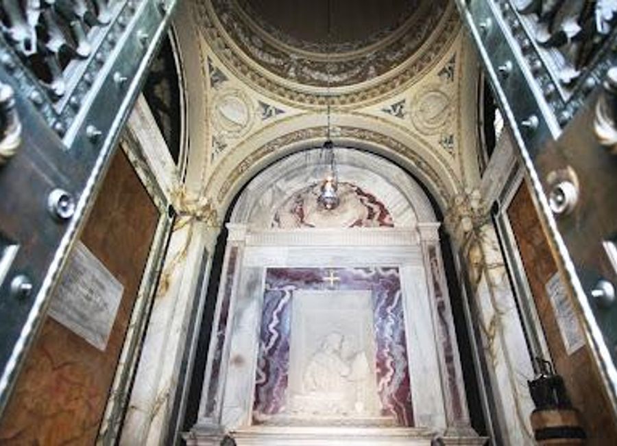 Discover Dante's Tomb in Ravenna, a historical landmark honoring the legacy of Italy's great poet, immersed in rich cultural heritage and serene surroundings.