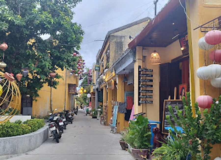 Explore the enchanting streets of Phố Cổ Hội An, a UNESCO World Heritage site filled with history, culture, and delicious Vietnamese cuisine.