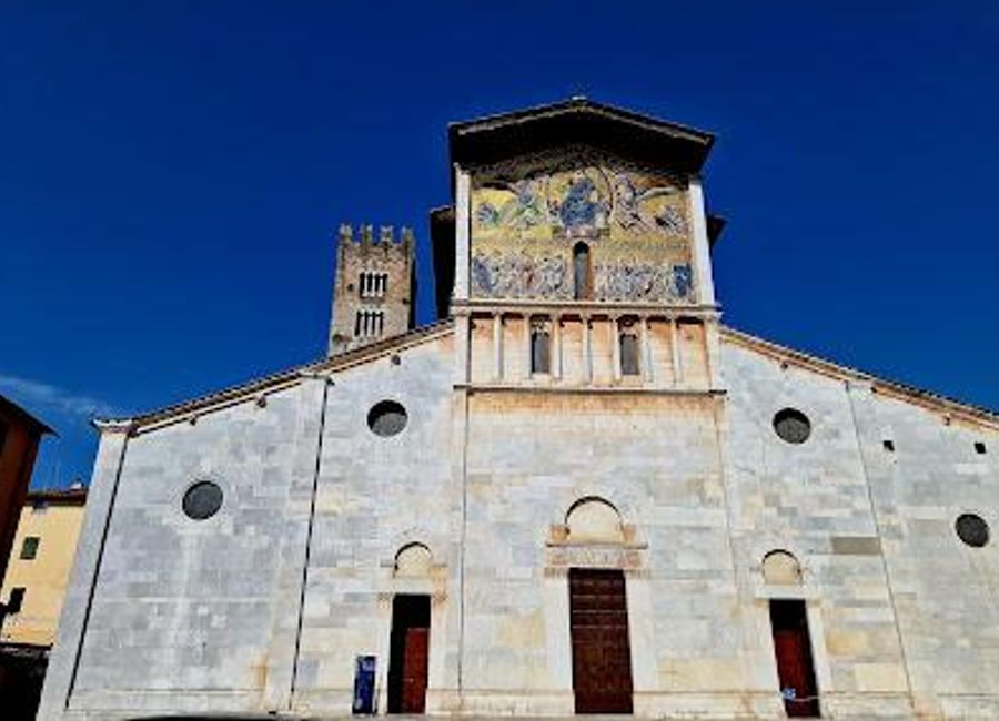 Explore the Basilica di San Frediano in Lucca, a stunning Romanesque church known for its magnificent mosaic and serene atmosphere.