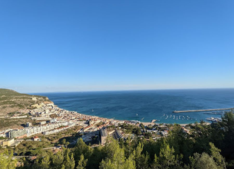 Explore the historic Castelo de Sesimbra, where breathtaking views and rich heritage combine in a stunning coastal setting.