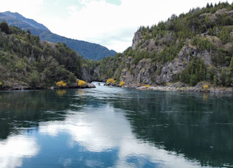 Discover the stunning vistas of Mirador Pozón de los Reyes, a top tourist attraction in Futaleufú, Los Lagos, showcasing Chile's breathtaking natural beauty.