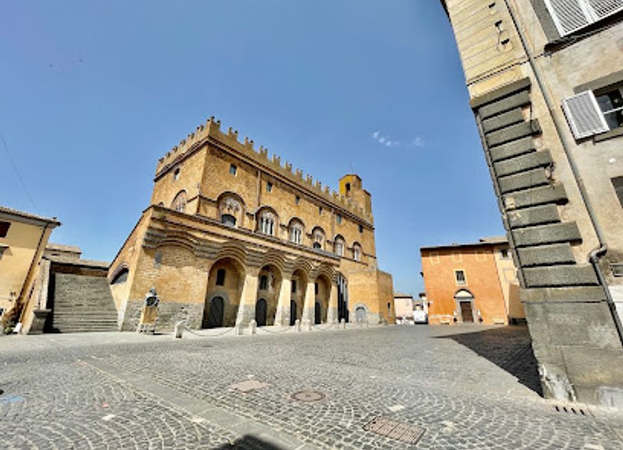 Discover the enchanting Piazza del Popolo in Orvieto, a vibrant square rich in history, culture, and Italian charm.