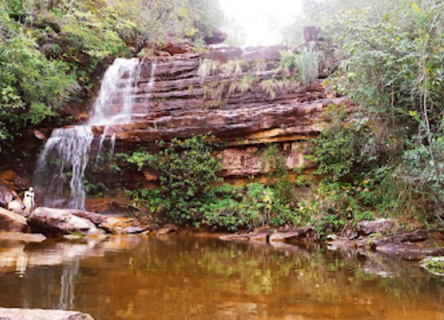 Discover Cachoeirinha: A serene and easily accessible waterfall near Lençóis, perfect for a refreshing break in Chapada Diamantina.