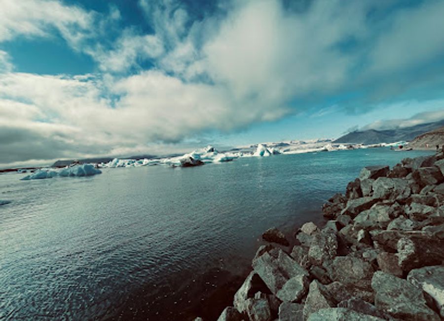 Experience the breathtaking beauty of Jökulsárlón, a stunning glacial lagoon in Iceland, where icebergs drift serenely and nature captivates the soul.
