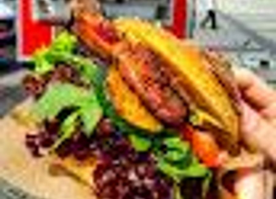 Discover the vibrant flavors of vegan street food at Vegbereitung in Bamberg, where innovation meets sustainability in every delicious bite.