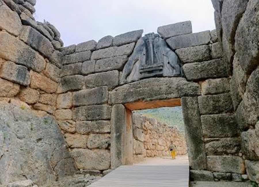 Explore the Archeological Museum of Mycenae, a gateway to ancient Greek civilization filled with captivating artifacts and rich history.
