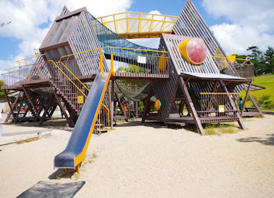 Experience family fun and adventure at Tottori Sakyu Kodomo-no-kuni, a captivating theme park filled with attractions and natural beauty for all ages.