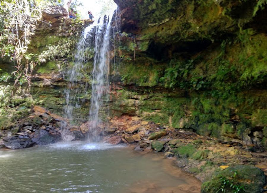 Explore the breathtaking Cachoeira da Tartaruga in Chapada dos Guimarães, a stunning waterfall perfect for adventure and relaxation in Brazil's lush landscapes.