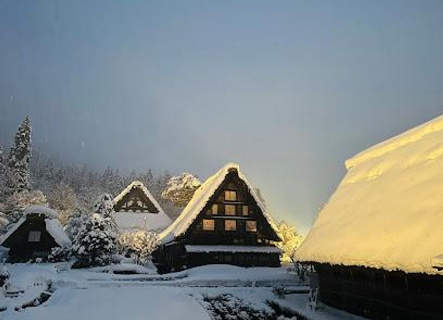 Explore Shirakawa-go: A UNESCO Heritage Site with captivating gassho-zukuri houses and breathtaking views of the Japanese Alps, perfect for cultural immersion.