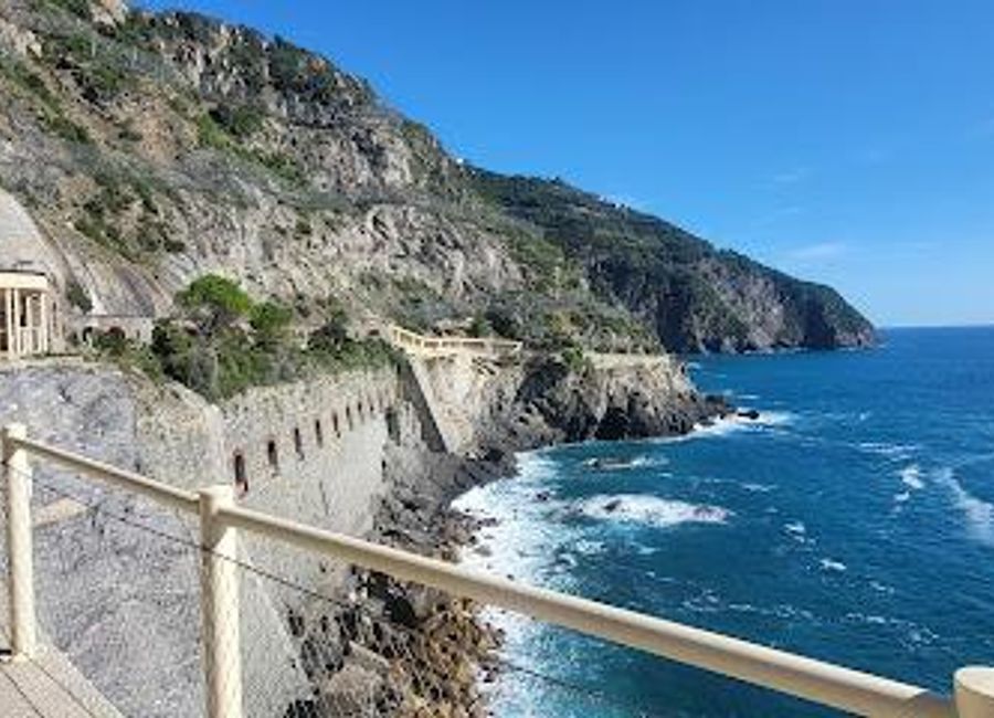 Explore the romantic Via dell'Amore, a stunning coastal path between Riomaggiore and Manarola, ideal for lovers and nature enthusiasts.