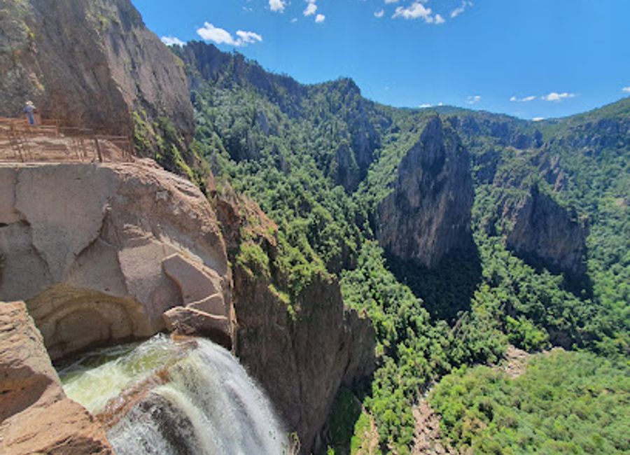 Discover the breathtaking Cascada Basaseachic, a stunning waterfall in Chihuahua, Mexico, perfect for hiking and nature exploration amidst scenic landscapes.