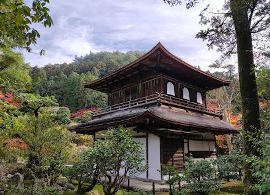 Explore the serene beauty of Higashiyama Jisho-ji, a tranquil Buddhist temple in Kyoto, known for its stunning gardens and rich cultural heritage.