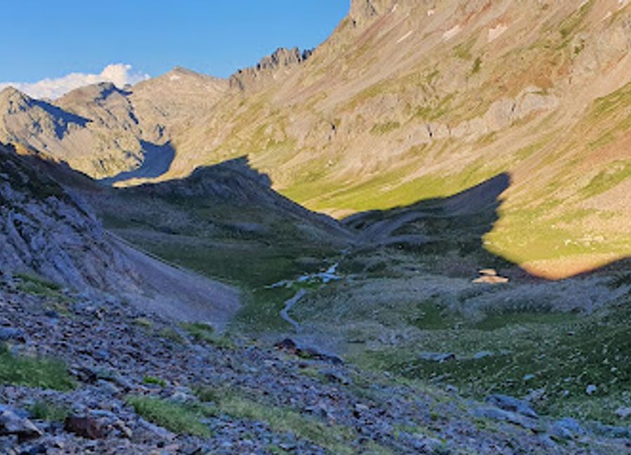 Discover the breathtaking beauty of Nacimiento del río Ara, where the stunning landscapes and outdoor adventures await in the heart of the Pyrenees.