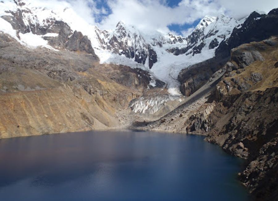 Experience the serene beauty of Laguna Cullicocha, a stunning hiking destination in Hualcallán, Peru, surrounded by majestic mountains and lush nature.