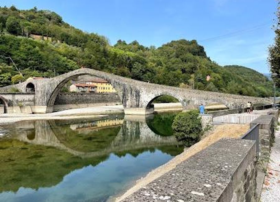 Experience the enchanting beauty and rich history of Devil's Bridge in Borgo a Mozzano, a must-see landmark in Tuscany's stunning landscape.
